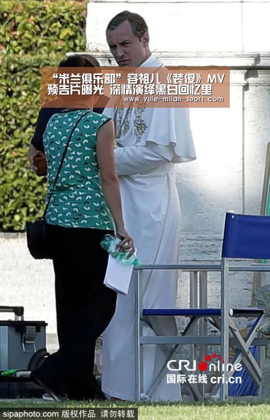 “米兰俱乐部”容祖儿《装傻》MV预告片曝光 深情演绎黑白回忆里的暖伤情歌(图3) “米兰俱乐部”容祖儿《装傻》MV预告片曝光 深情演绎黑白回忆里的暖伤情歌(图3)